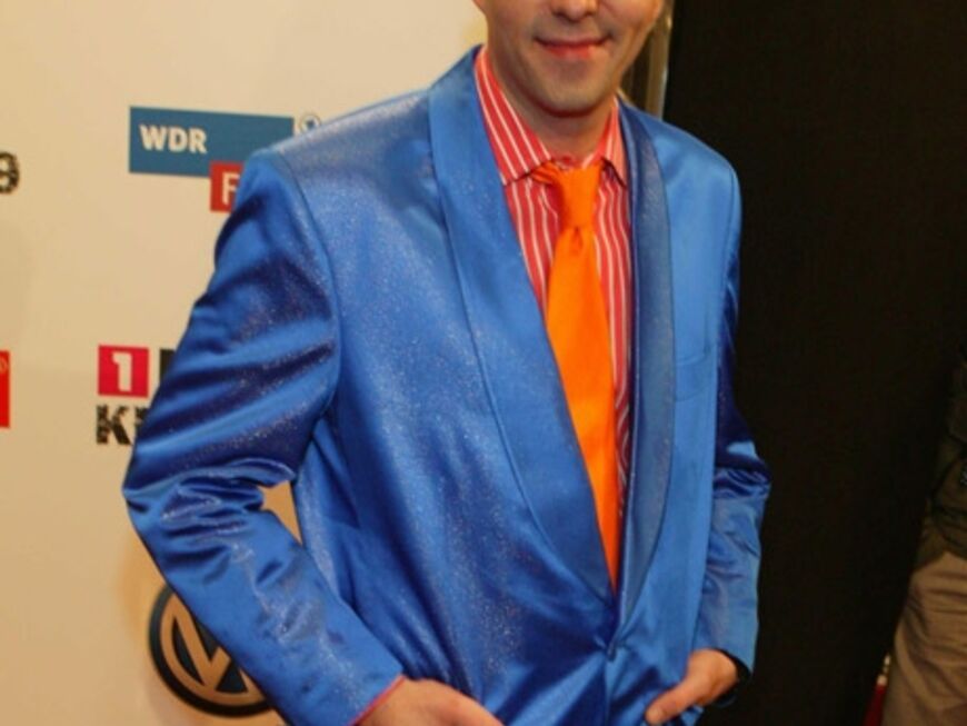 Ein Farbenspiel: Kurt Kroemer mit lachsfarbenen Hemd, oranger Krawatte und grellblauem Sakko. Später bekam er die Krone in der Kategorie "Beste Comedy"