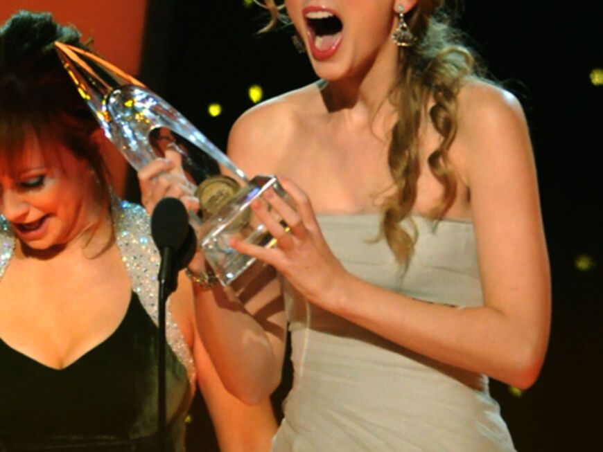 Bei den 46. Country Music Awards In Nashville konnte Taylor Swift ihr Glück kaum fassen: Sie wurde zur Entertainerin des Jahres gekürt