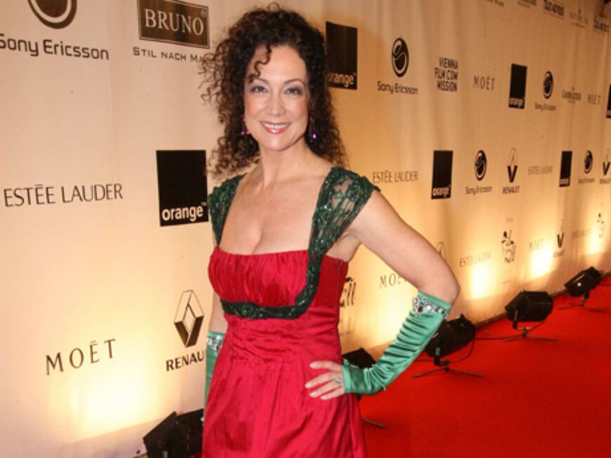 Die österreichische Schauspielerin Barbara Wussow kam in einem stilvollen, langen, roten Kleid mit grünen Details