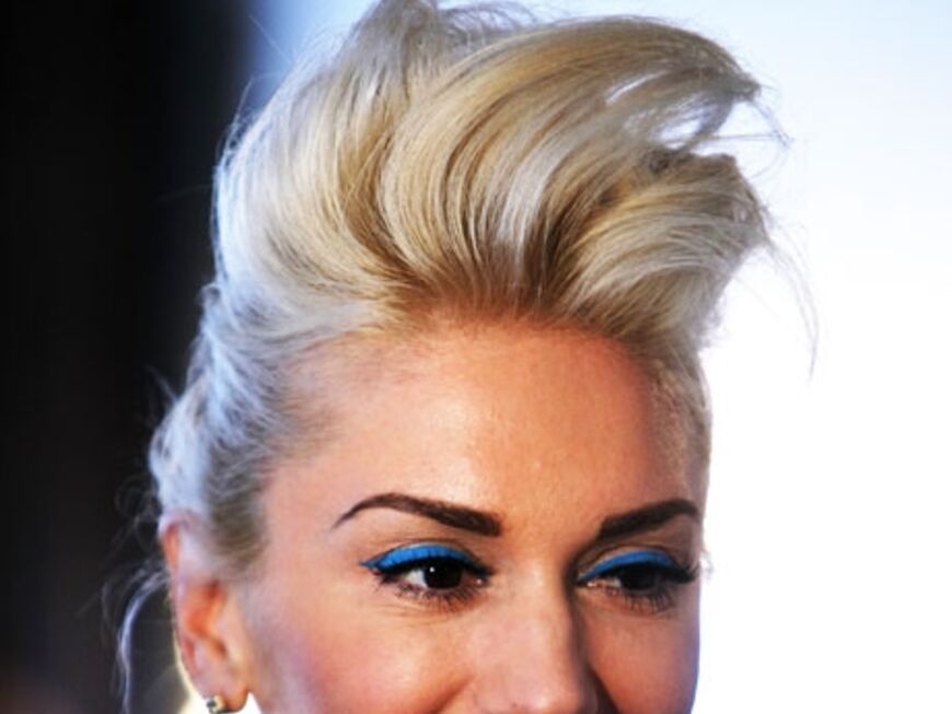Tupierte Haare und blauer Kajalstift: Gwen Stefanie liebt ausgefallenes Make-up und setzt damit auch immer wieder Trends