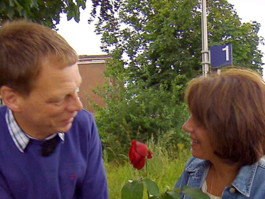 Der sensible Schweinebauer Heinrich überrascht Kindergarten-Hauswirtschafterin Emine am Bahnhof mit einer roten Rose