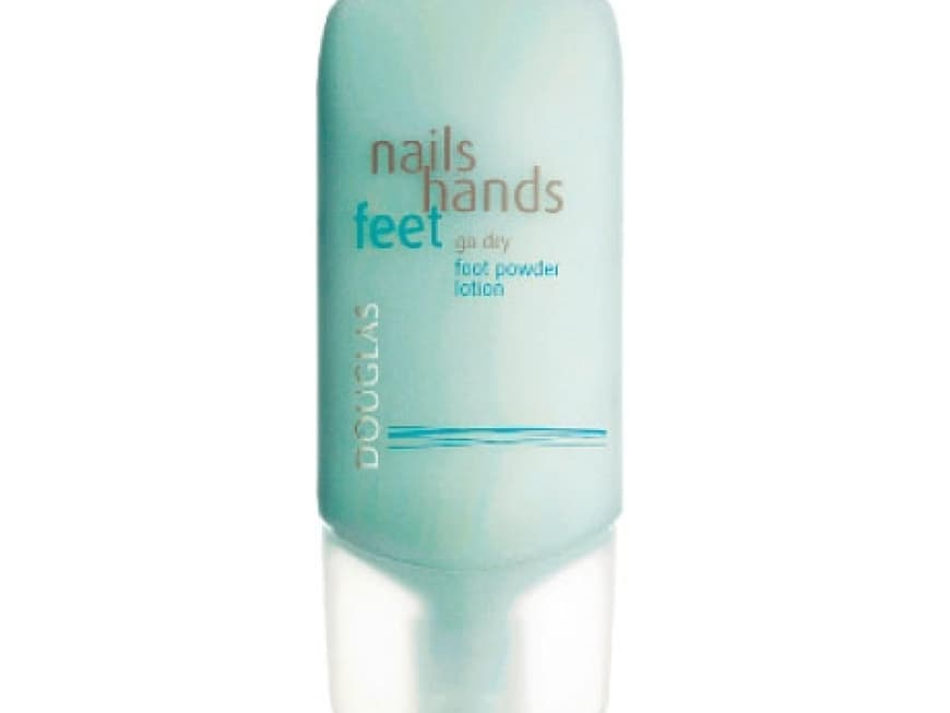 Fußpuder-Lotion: "Go Dry" mit mineralstoffreicher Blaualge. Von Douglas Nails Hands Feet, 100 ml ca. 12 Euro