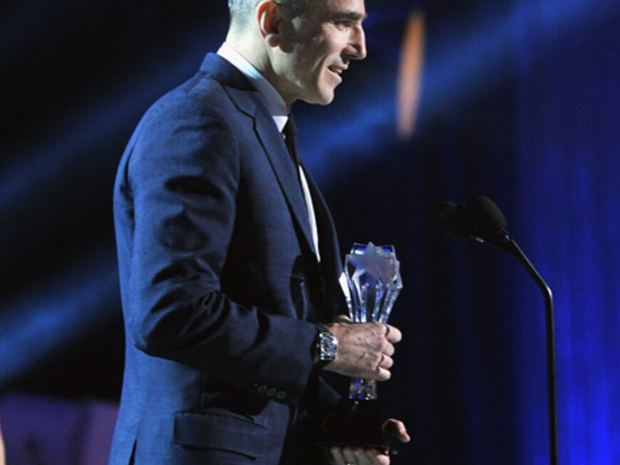 Daniel Day-Lewis nimmt seinen Preis als "Bester Schauspieler" für seine Rolle in "Lincoln" entgegen