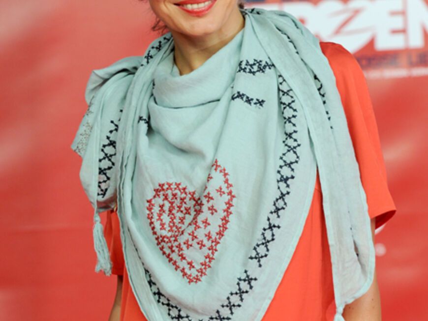 Nadine Warmuth trug passend zur Premiere ein auffälliges Tuch mit Herzprint