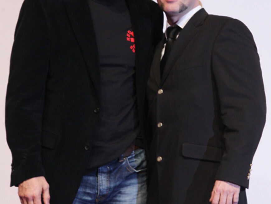 Wladimir Klitschko gratuliert "Unheilig". Die Band gehört mit zwei Auszeichnungen zu den Abräumern des Abends 