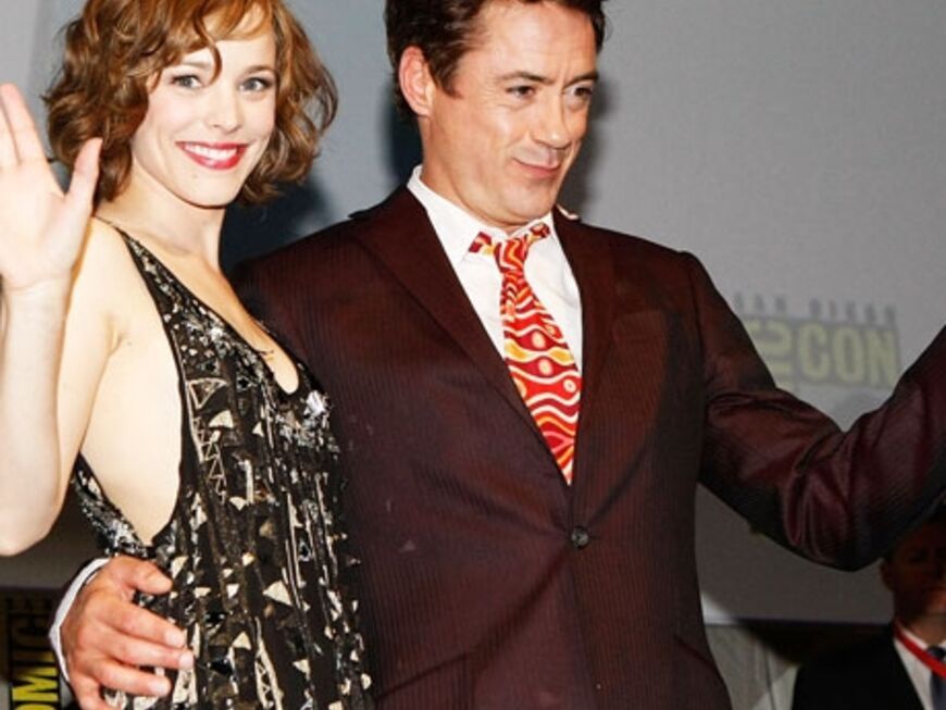 Ein schönes Kollegen-Paar: Rachel McAdams und Robert Downey Jr. stellen "Sherlock Holmes" vor
