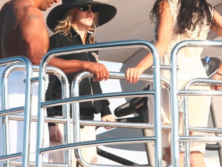 Madonna entspannt mit Freunden auf einer Yacht in Portofino. Außerdem besucht sie ihre Freunde Dolce & Gabbana