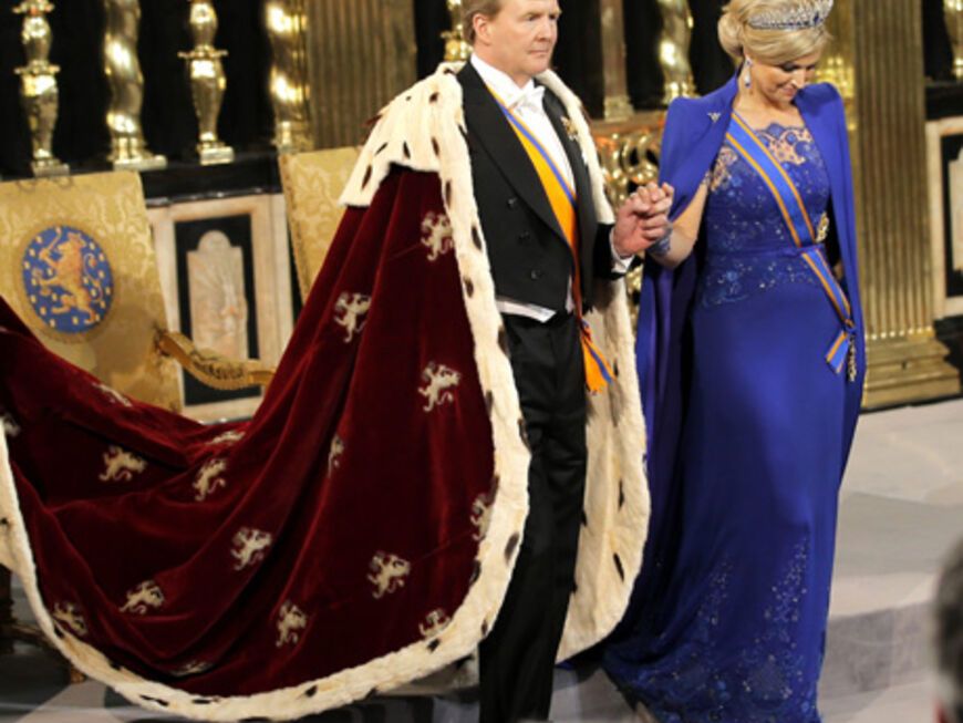 Zwar trägt König Willem-Alexander keine Krone und kein Zepter zur Amtseinführung, dafür aber einen überdimensionalen Pelzmantel