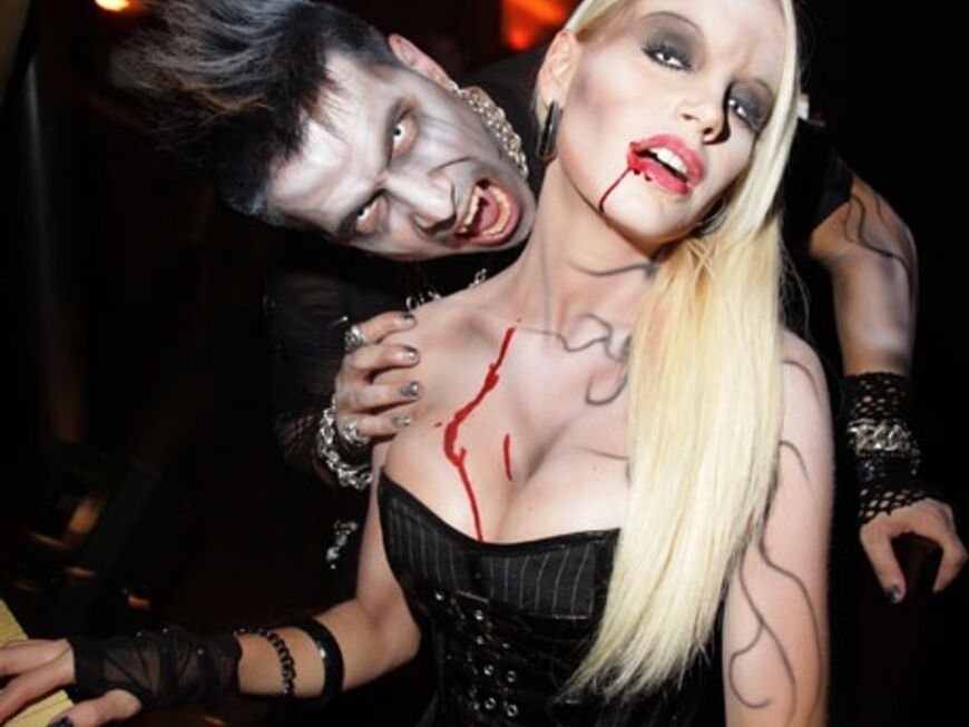 Marc Terenzi und seine Freundin Gina-Lisa posieren als Vampire am Klavier