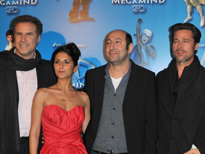 Will Ferrell, Geraldine Nakache, Kad Merad und Brad Pitt stellen sich für ein Foto auf