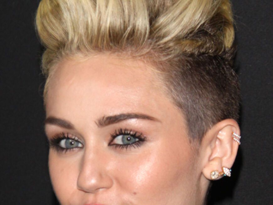 Bei Miley Cyrus unterstreicht die knallige Farbe ihren Rock-Look. Perfekt!