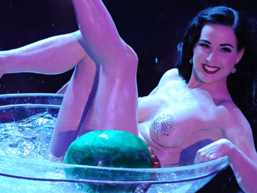 Berühmt-berüchtigt: Dita von Teese schwimmt halbnackt in einem überdimensionalen Martiniglas. Eine ihrer berühmtesten Burlesque-Shows