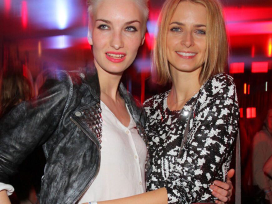 Model (Gewinnerin Castingshow 'Das perfekte Model') Anika Scheibe mit ihrer Mentorin Eva Padberg