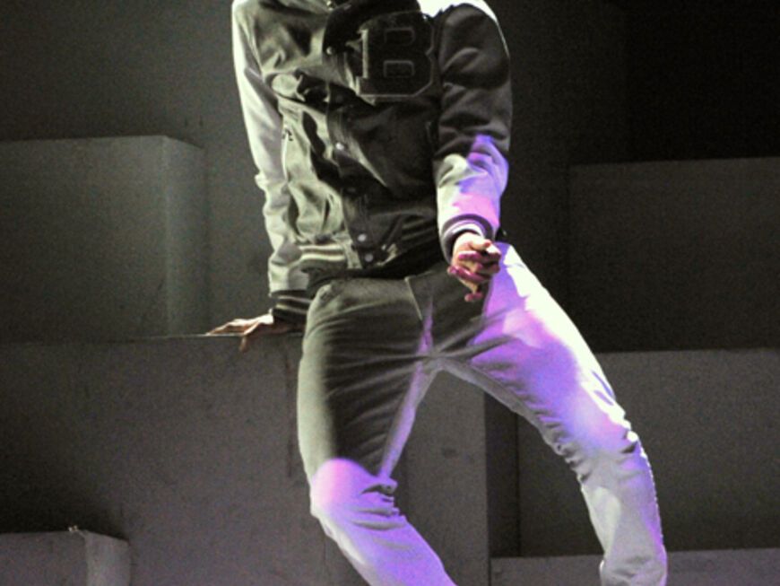 ... während Rihannas Ex-Freund Chris Brown gemeinsam mit David Guetta auf der Bühne seinen Hit "Turn up the Music" performte