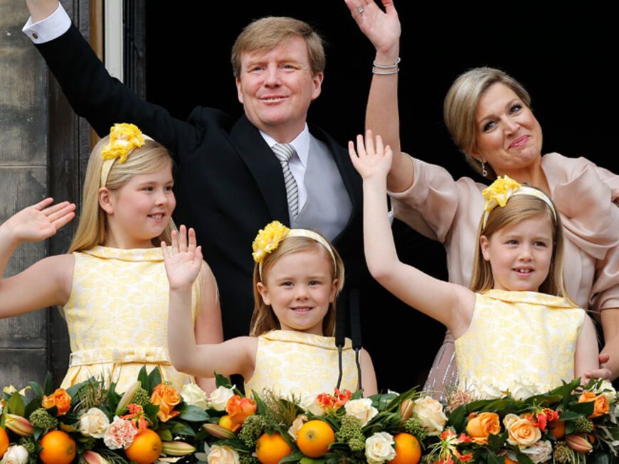 Darauf haben die Niederlander lange gewartet: Die Königsfamilie zeigt sich auf dem Balkon des Palastes und winkt den hunderten jubelnden Anhängern vor dem Palast zu