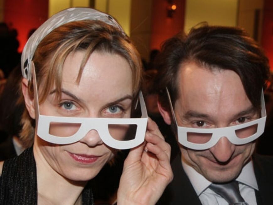 Das Schauspieler-Ehepaar Boris Aljinovic und Antje Westermann mit Brillen, die die Sehkraft um 10% vermindern