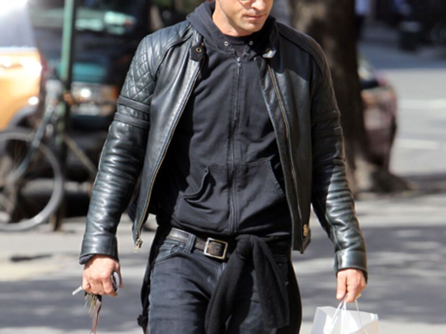 Lässig-Look: Justin Theroux unterwegs in New York. Seit der Beziehung zu Jennifer ist er ein begehrtes Paparazzi-Motiv