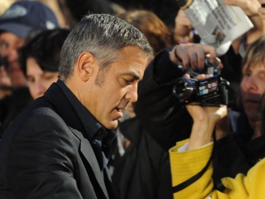 Er nimmt sich immer viel Zeit für seine Fans: George Clooney beim Autogramme schreiben ... 