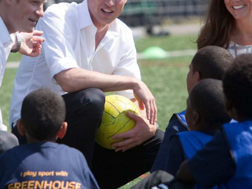 Prinz William, sein jüngerer Bruder Prinz Harry und Herzogin Kate hören begeistert den Sportschülern zu - und umgekehrt