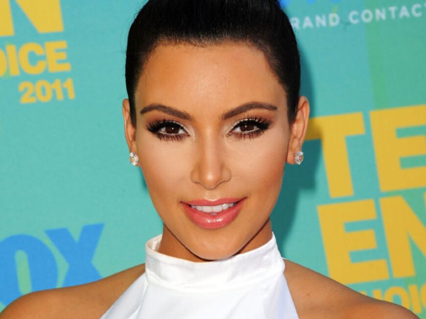 Die Aufregung stand ihr gar nicht ins Gesicht geschrieben: Nur wenige Tage vor ihrer XXL-Hochzeit schaffte es Kim Kardashian noch zu den "Teen Choice Awards". Was man so alles für die Fans tut ...