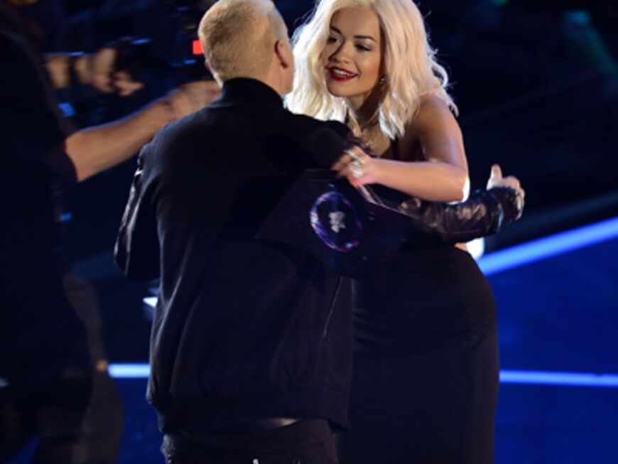 Sängerin Rita Ora überreicht Eminem den "Best Hip Hop"-Award