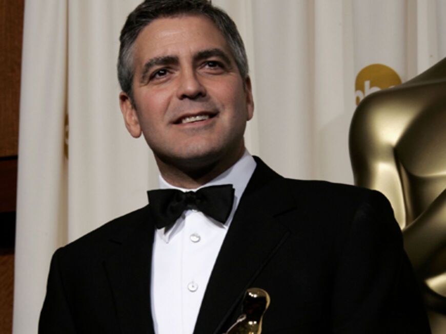 George Clooney freut sich 2006 über seinen Oscar als bester Nebendarsteller in seinem Regie-geführten Film "Syriana"