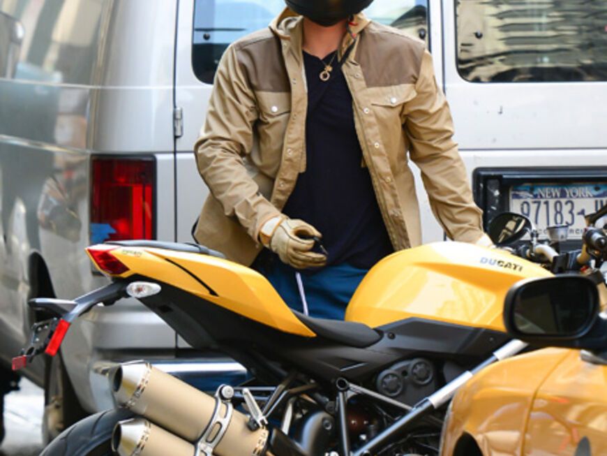 Easy Rider: Welcher Prominente stellt wohl gerade seine superheiße, gelbe Ducati ab? Erkennen Sie den Hollywood-Star?