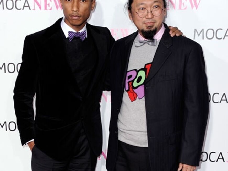 Pharrell Williams posiert mit dem japanischen Künstler Takashi Murakami 