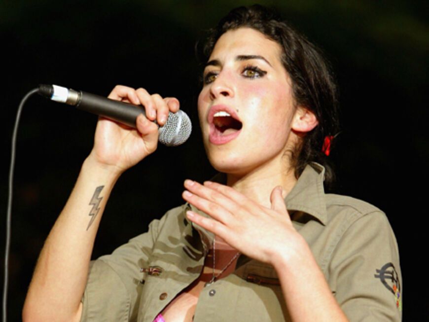 Amy Winehouse singt