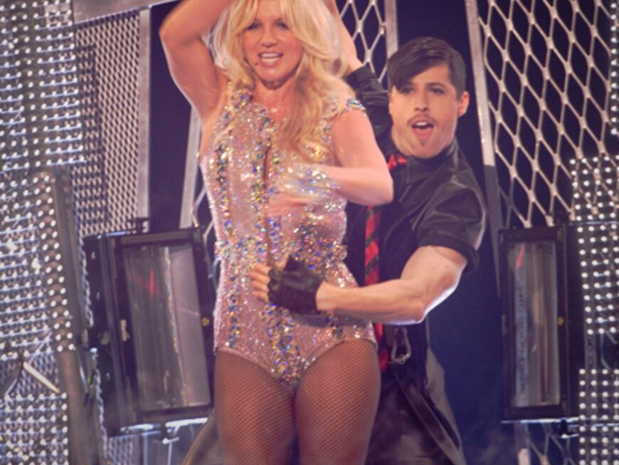 Endlich wieder da! Britney mit einem Tänzer