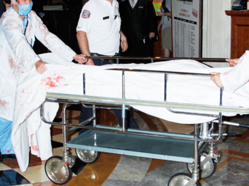 Auf einer Bahre mit einem weißen Tuch überdeckt wurde sie von blutverschmierten "Ärzten" zur Location, dem Tao Club in Las Vegas gefahren