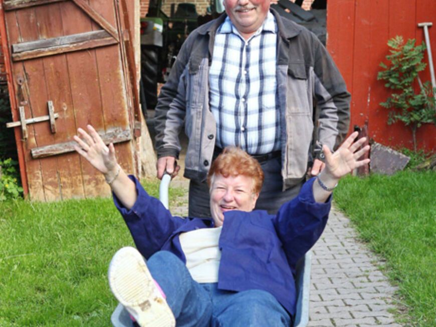 Bei Kuhbauer Dieter (60) und Renate (59) neigt sich die Hofwoche dem Ende. Die Rentnerin muss abreisen und ist traurig: âIch würde am liebsten noch länger bleiben. Aber ich komme ja wieder und dann bleibe ich auch!"´ 