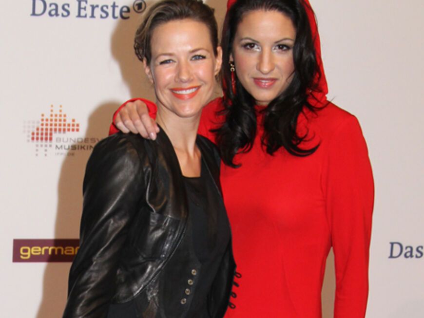 Alexandra Neldel und Minu Barati-Fischer im Rot-Käppchen-Outfit