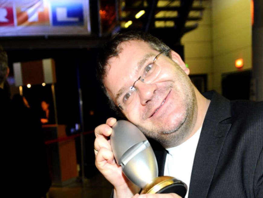 Elton vermisste Stefan Raab und kuschelte stattdessen seinen Comedypreis