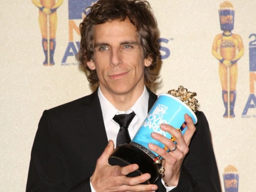 Ben Stiller freut sich über seinen Movie Award. Er wurde in der Hauptkategorie geehrt
