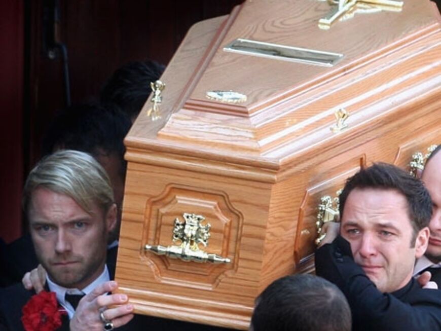 Boyzone tragen ihren Kollegen zu Grabe. Während der Trauerfeier sangen sie für Gately den Abschiedssong: "In This Life"