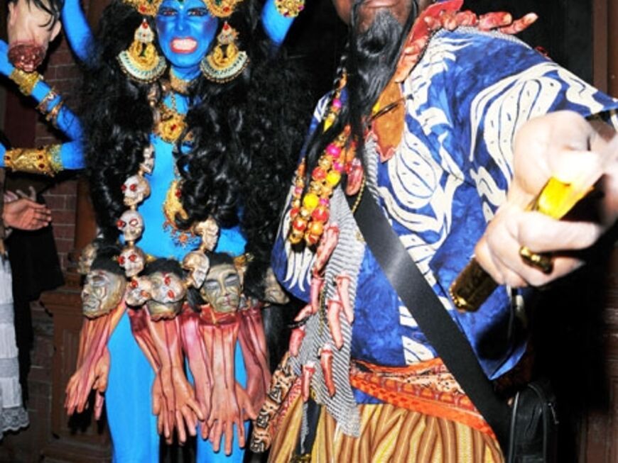 Von Kopf bis Fuß in Blau, acht Arme, Totenköpfe am Gürtel, ein aufwendiger Kopfschmuck - Heidi hat sich für ihr Outfit von indischen Gottheiten inspirieren lassen. Ehemann Seal anscheinend vom "Fluch der Karibik"