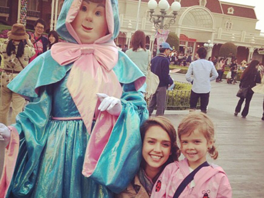 Jessica Alba mit Tochter Honor im Disneyland Tokio