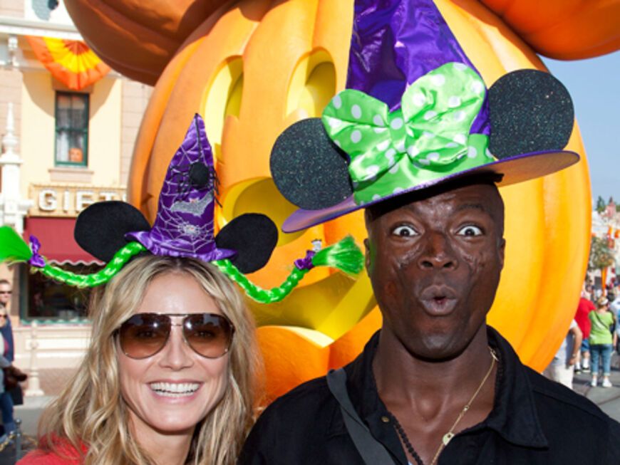 Heidi Klum und ihr Ehemann Seal bringen sich im Disneyland in Anaheim in Halloween-Stimmung. Mit Hexenhut und Riesenkürbis sitzt das Outift perfekt