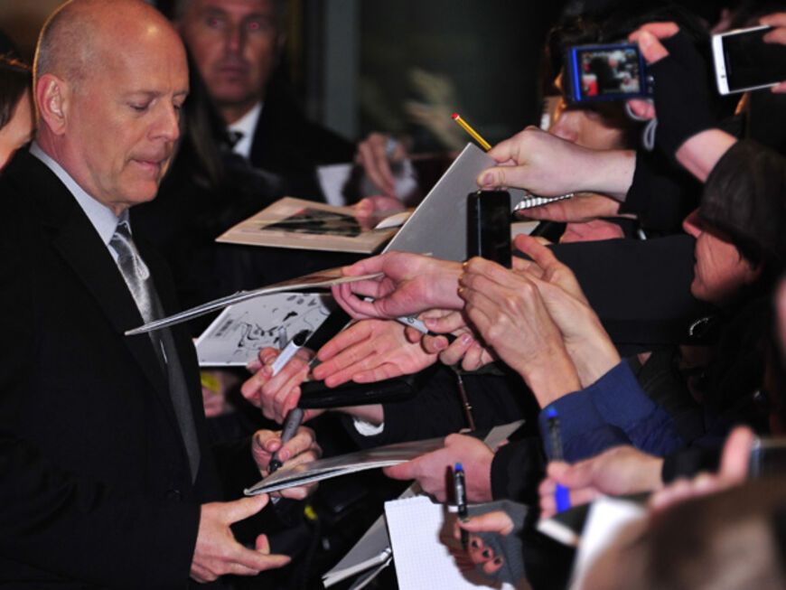 Bruce Willis gibt fleißig und geduldig Autogramme. Von Jetlag keine Spur!