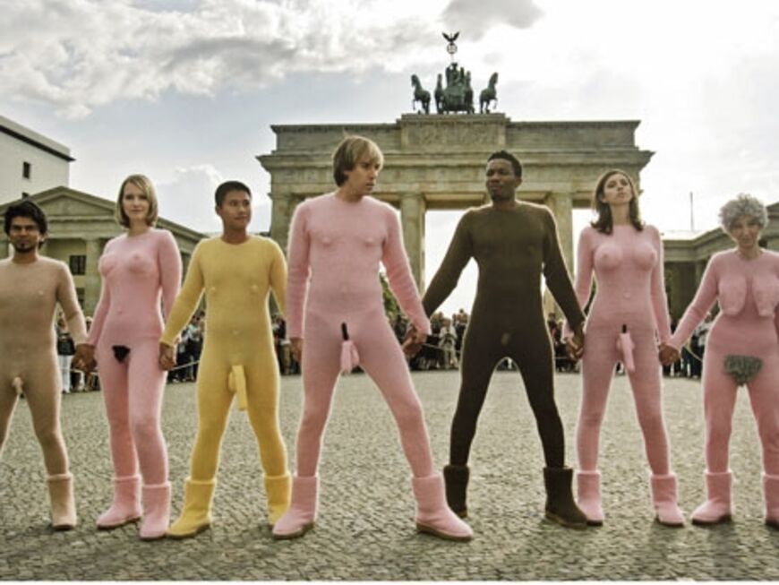 Brüno und seine Models Hand in Hand vor dem Brandenburger Tor