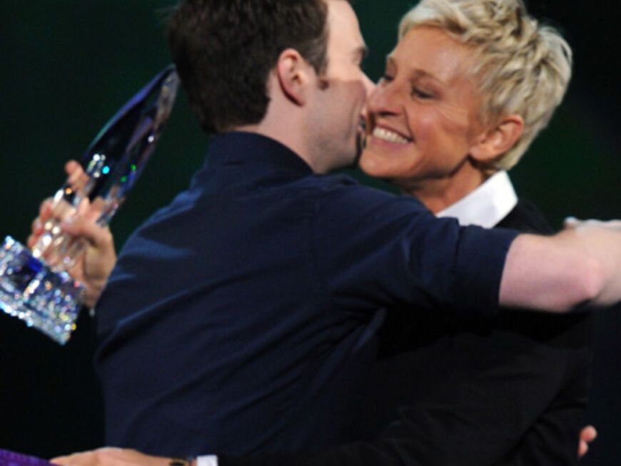 Glückwunsch! Chris Colfer überreicht TV-Star Ellen DeGeneres einen Award in der Kategorie "Favourite Daytime TV Host"
