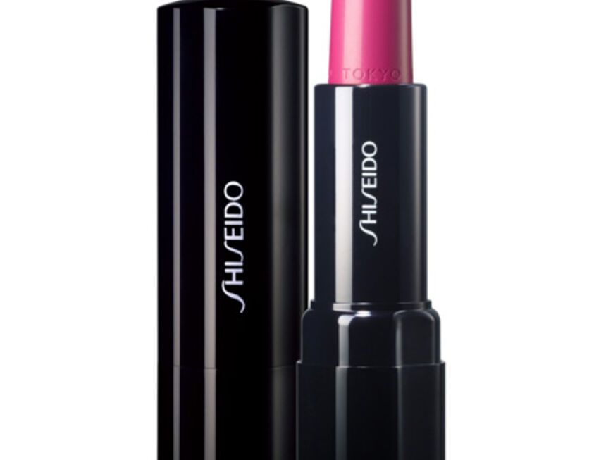 Der Look wird mit einem knalligen Lippenstift, wie etwa dem "Perfekt Rouge Sensation (RS448)" von Shiseido, ca. 23 Euro, vollendet