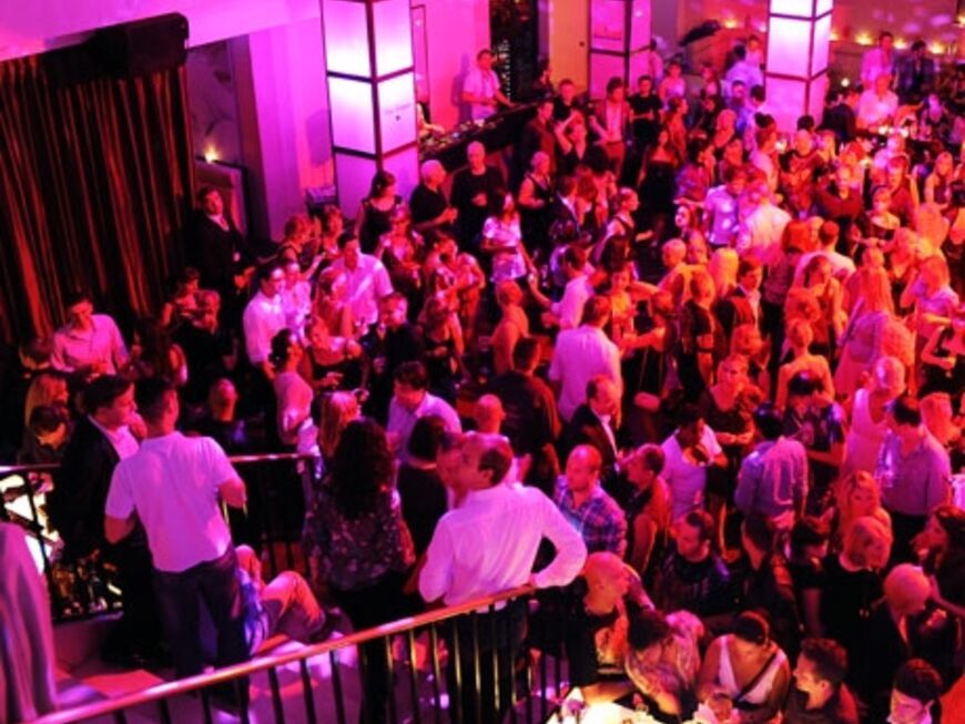 Menschen tanzen am Donnerstagabend im Club Felix in Berlin, in dem während der Modemesse Bread & Butter die Party des Modelabels "Ed Hardy" stattfindet