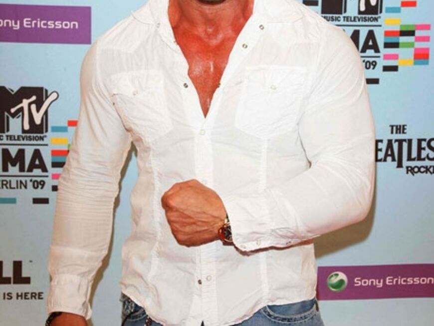 Der US-amerikanische Wrestler Dave Batista ließ seine Muskeln spielen