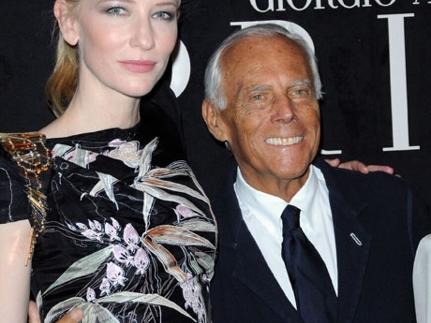 Designer Giorgio Armani hält Schauspielerin Cate Blanchett im Arm