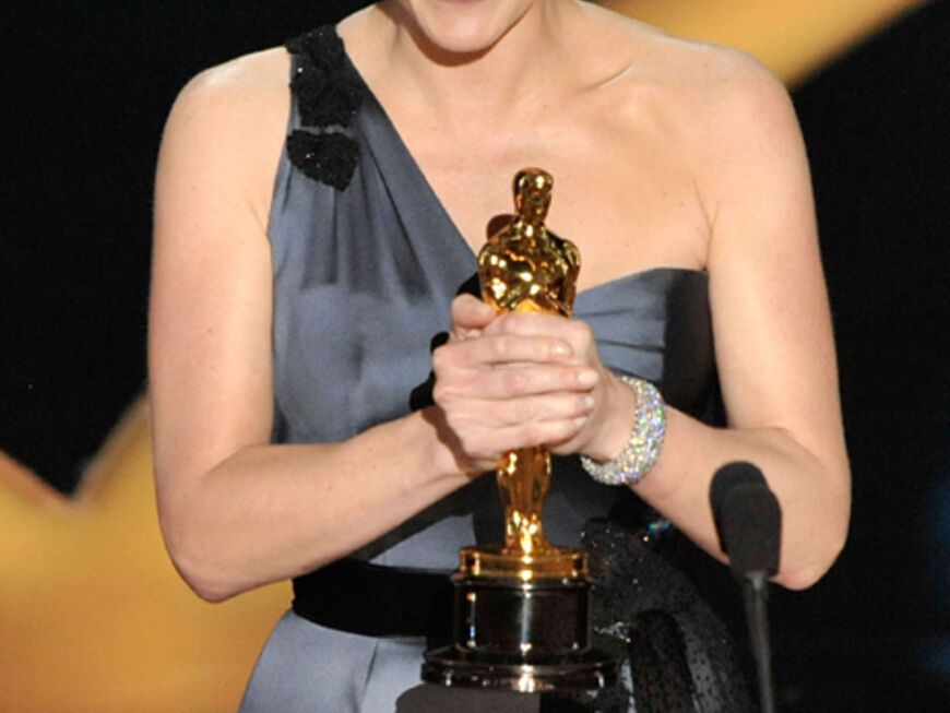 Kate Winslet kann ihr Glück kaum fassen. Sie schlägt Mitstreiterinnen wie Anne Hathaway, Meryl Streep, Angelina Jolie und Melissa Leo