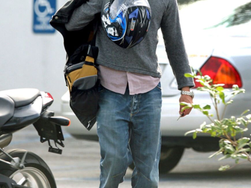 Brad Pitt ist das Fotografieren gewöhnt. Er lebt inzwischen zurückgezogen mit seiner Lebensgefährtin Angelina Jolie und den sechs Kindern