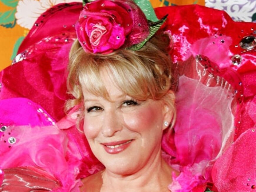 Schauspielerin Bette Midler in einem auffälligen rosa Kostüm