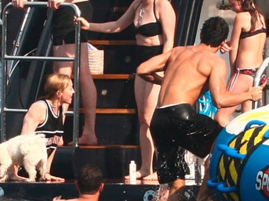 Schwimmen in Portofino. Madonna genießt den Tag. Allerdings wagt sich die 51-Jährige nicht mal in einen Badeanzug